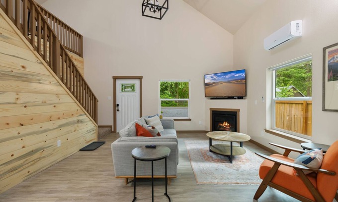 Paradise Estates Cabine | Mount Rainier 3 Bedroom Modern Cabin with Hot Tub