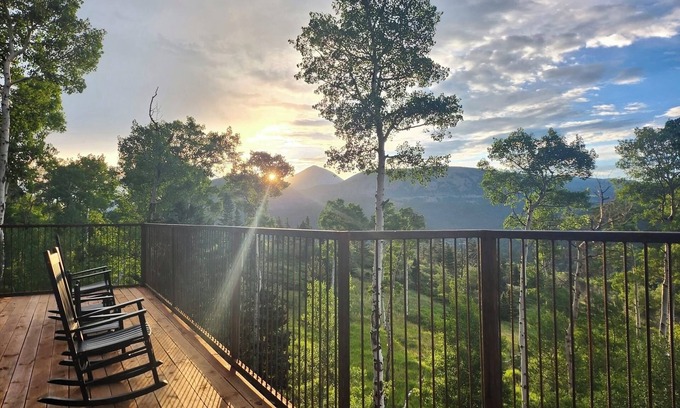 Cuchara Cabine | 5-Bed Mountain Cabin with Panoramic Views, Hot Tub, Fireplace & Mountain Park