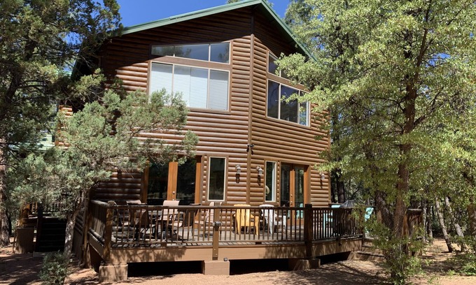 Payson Cabine | Mountain Cabin Avec des températures fraîches, de superbes vues, et un mobilier moderne.