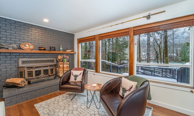 Skykomish Chalet De Ski | Mountain Chalet*Riverfront*Hottub*StevensPass