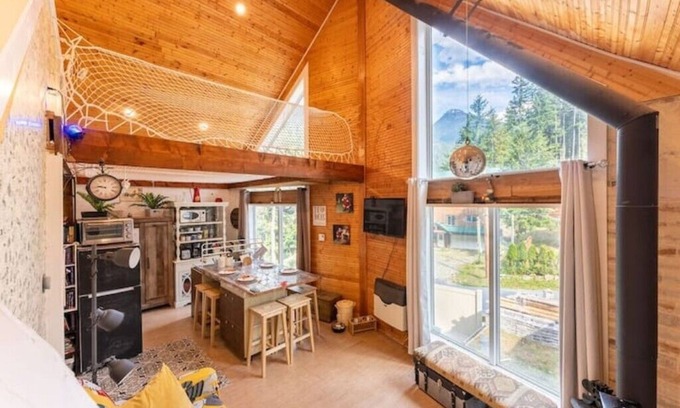 Sunshine Valley Cabine | Mountain Escape Lodge with Sauna