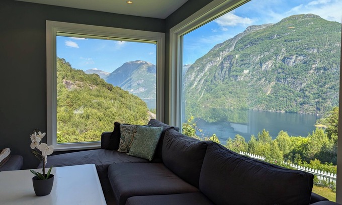 Hellesylt Appartement | Mountain garden by the Geirangerfjord
