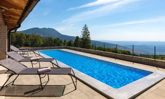 Lupoglav Maison | mountain hideway robinson house Matić with pool