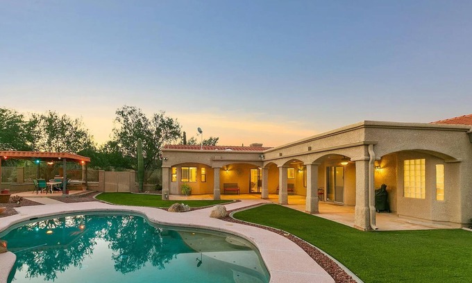 Saguaro Cliffs Maison | Mountain Home Pool VIEWS Garage FUN Backyard Spacious Private Close to UofA