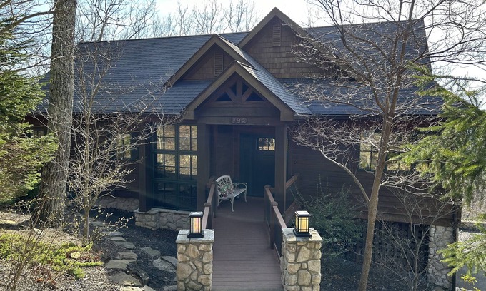 Caldwell Maison | Mountain Home with Beautiful Views, near Lewisburg/White Sulphur Springs, WV