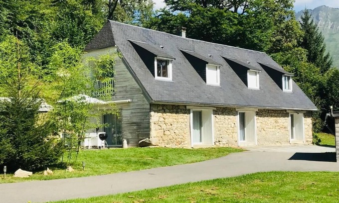 Aucun Maison | Mountain house in 24,000m² park. Pets allowed.