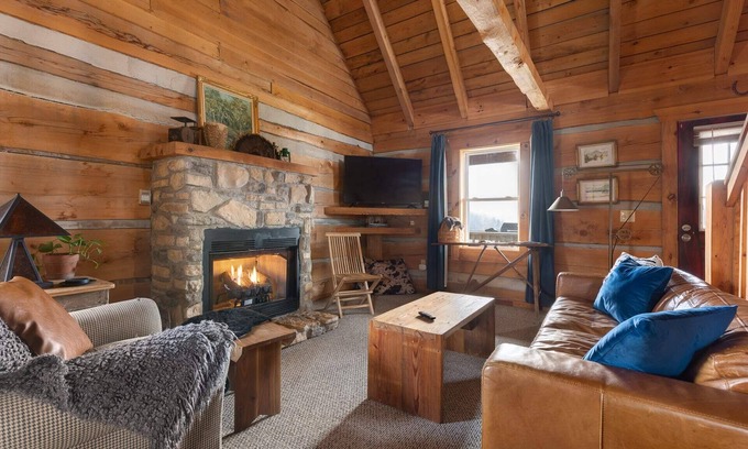 Vesta Maison | Mountain Log Cabin|Mabry Mill||Fireplace|Hiking