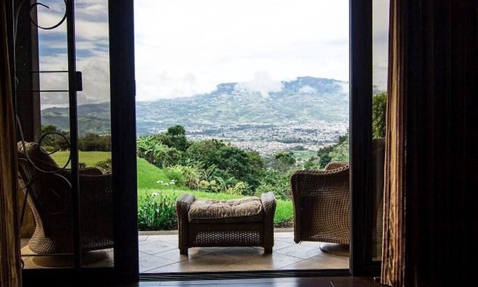 San Miguel Villa | Montagne luxe manoir vallée et vue sur les lumières de la ville.