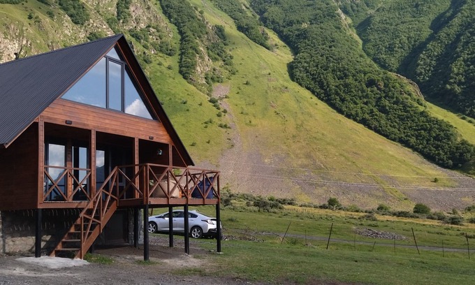 Stepantsminda Chalet De Ski | Mountain Serenity at cozy, Kazbegi Chalet