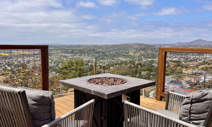 La Presa Maison | Mountain Top 4 Bdrm Home Along Nature Reserve with Spectacular Views, AC & WiFi