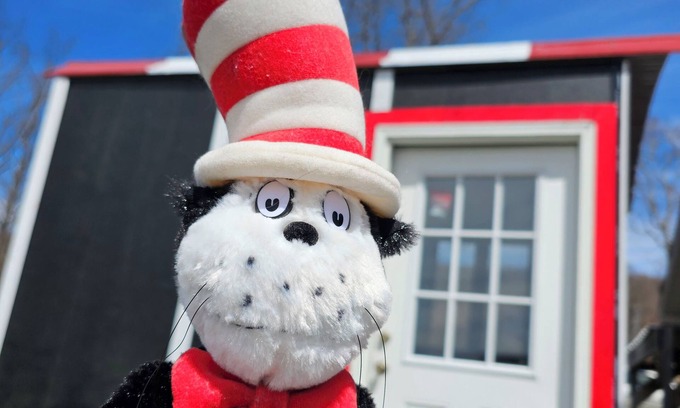 Town of Broome Maison | Mountain Top Glamping w. Dr. Seuss Theme Cat in the Hat on Wheels with Heat