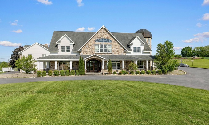 Mt. Bethel Maison | Mountain Valley Mansion/200-Acre Farm/Sleeps 16/Partial Property Rental