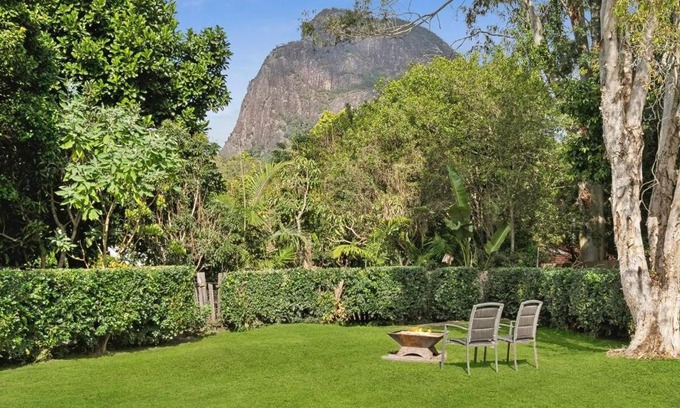Glass House Mountains Appartement | Mountain Views, Spa Bath, Pet Friendly, Near Zoo!