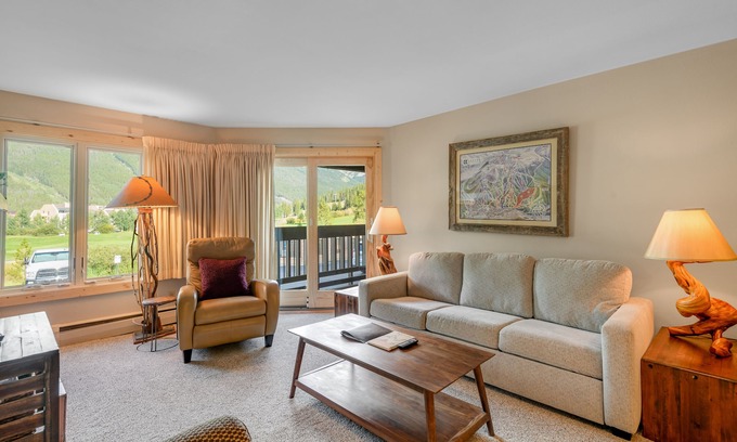 Copper Mountain Village Copropriété | Mountain view condo w/gas fireplace, shared outdoor pool, and free WiFi