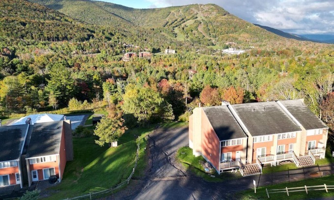 Hunter Maison | Mountain View Chalet - Sleeps 10