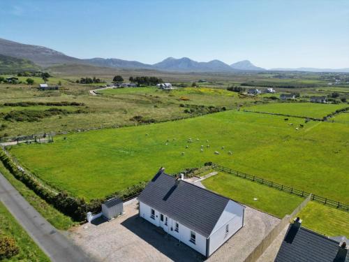 Donegal Maison | Mountain View Cottage - Style, Calm & Scenery EV Friendly Zappi