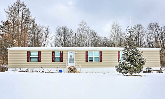 De Lancey Maison | Mountain-View Hamden Hideaway w/ BBQ Grill!