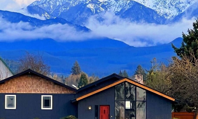 Sequim Maison | Mountain View Haven | HOT TUB on 9 Acres!