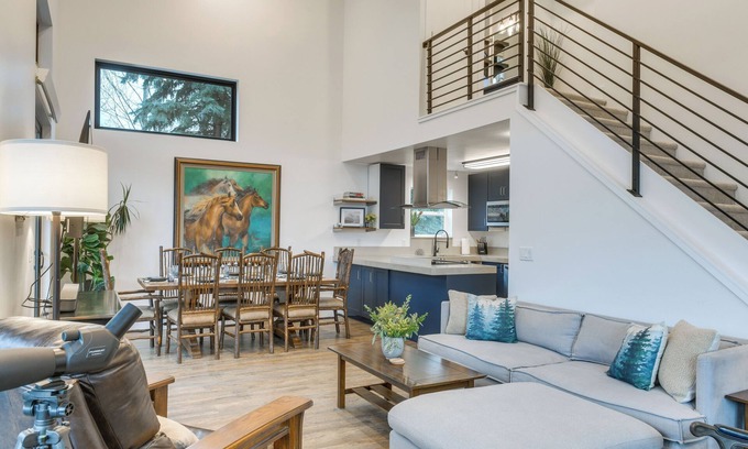 Alpine Maison | Mountain-View Home Near Hiking in Alpine!