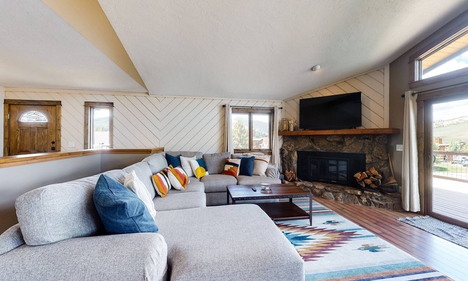 Summit Cove Maison | Mountain view home with deck, wood-burning fireplace, & WiFi - great location