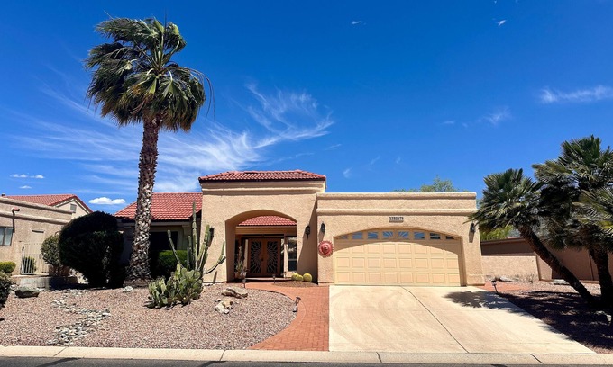 Saddlebrooke Maison | Mountain-view home with shaded patio, large yard, on-site golf & tennis