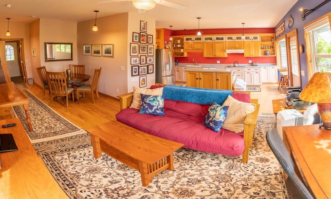 Ithaca Maison | Mountain View, jacuzzi, bright spacious Ecovillage