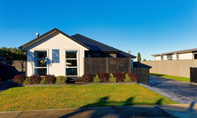 Kaikoura Maison | Mountain View - Kaikoura Holiday Home