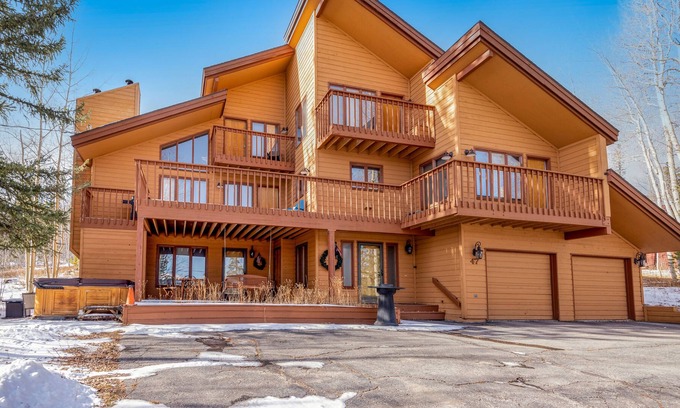 Wildernest Cabine | Mountain-view retreat w/ hot tub access, three balconies - near skiing