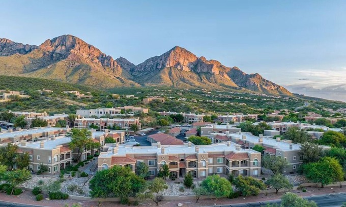 Oro Valley Copropriété | Mountain views await in this newly renovated condo in Oro Valley