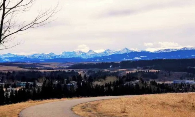 Cochrane Maison | Mountain views Family Home 4BDR NEAR BANFF! Ski fun