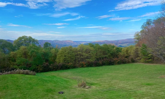 New Lebanon Maison | Modern Retreat with Stunning Western Views