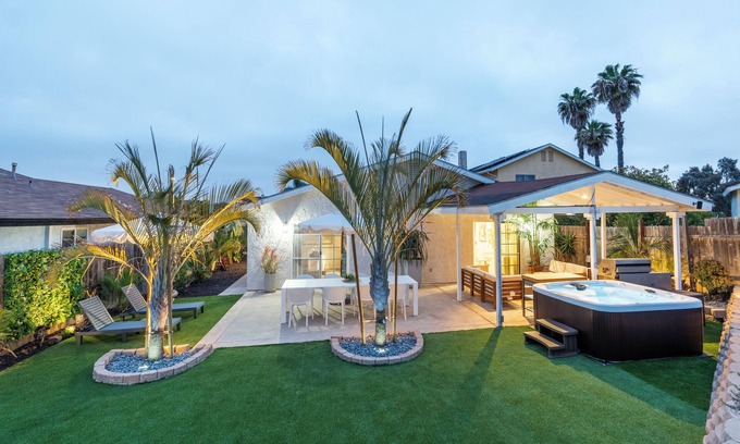 Bay Terraces Maison | Mountain Views/Hot Tub/Arcade Games/ Luxury Home!