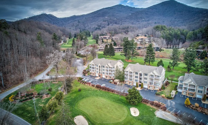 Maggie Valley Copropriété | NOUVELLEMENT LISTÉ! BELLES VUES SUR LA MONTAGNE! PROCHE DE TOUT À MAGGIE. AU COURS DE GOLF.