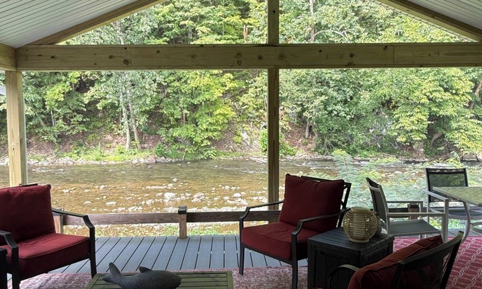 Elizabethton Maison | Les montagnes entourent la façade de la rivière Doe, 400 pi de pêche à la truite à votre porte arrière