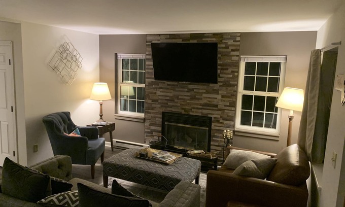 Hancock Copropriété | Mountainside: Large 3-level Jiminy Peak Home