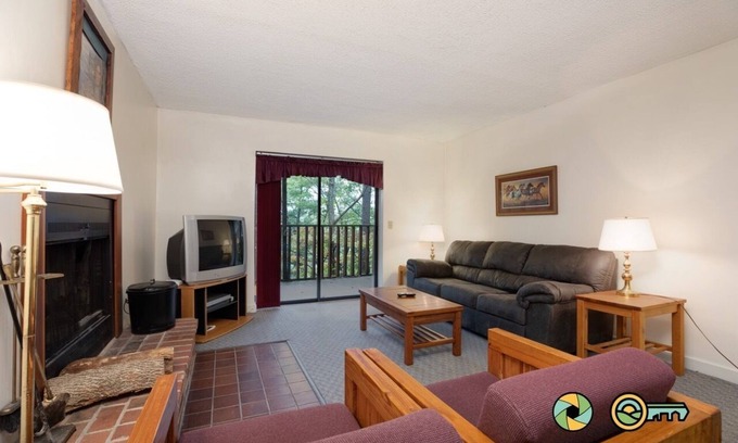 Mount Jackson Copropriété | Mountainside Retreat Condo (#2-101) | Lower-level | Quiet & secluded