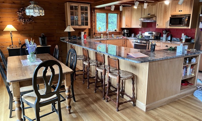 Sutton Cabine | Mountainside Spacious and Private Log Home.