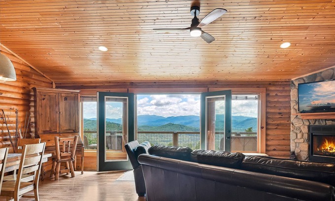 Royal Pines Cabine | Mountaintop Log Cabin w / Spectacular Views-20 minutes du centre-ville d'Asheville!
