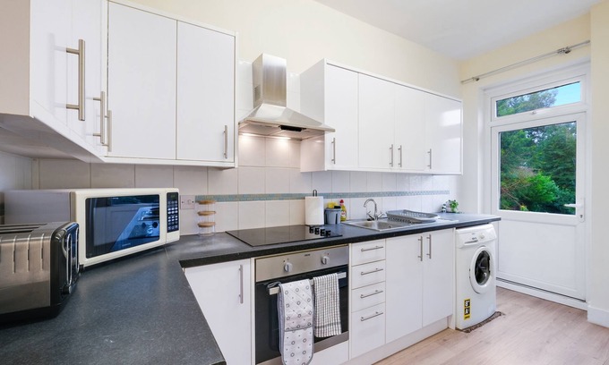 Finchley Church End Appartement | Mountfield Rd 2A - 3 Bedroom and 1 Bathroom Apartment in Mountfield with Parking