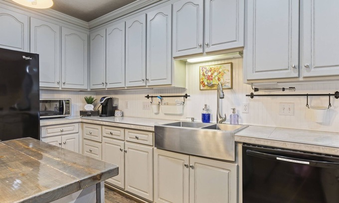 Ramer Maison | Movie room, pool table, golf course! Convenient!