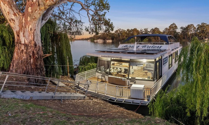 Renmark Maison | Moving Waters houseboat -moored accommodation