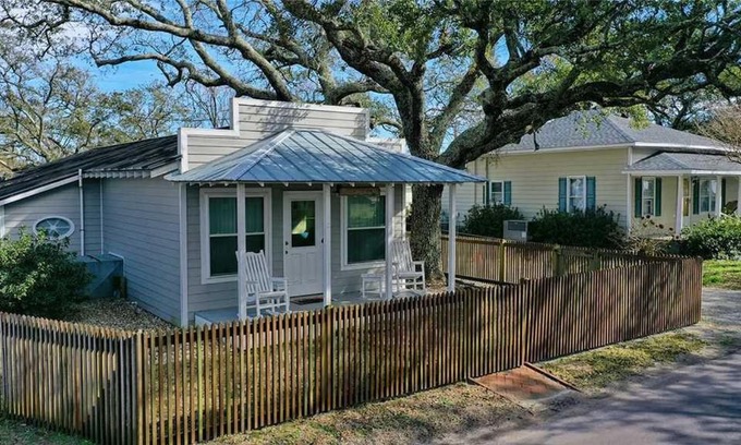 Harkers Island Maison | Mr. Bennie's Cafe