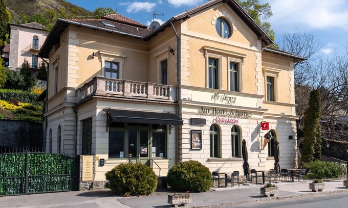 Szentendrei Hôtel | Mr. Görgey Art Hotel & Bisztró