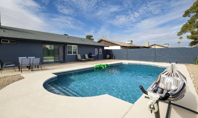 Sands West Neighborhood Appartement | Msg for 5%off King Bed Pool Yard Remodeled Guesthouse Glendalen