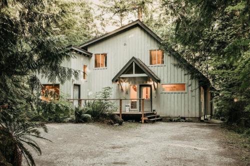 Glacier Chalet De Ski | Mt Baker Rim Cabin 19 - Pet Friendly, WIFI, Hot Tub, Sleeps 10