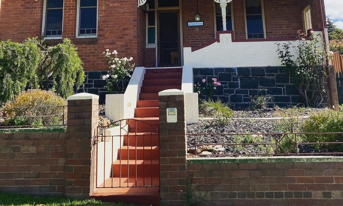 Goulburn Maison | ‘Mt Carmel’ Family Federation Home, A short stroll to town, Netflix