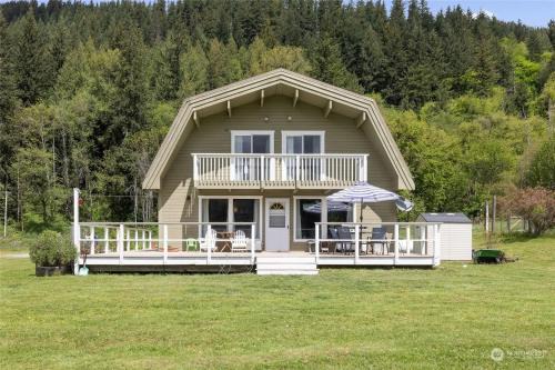 Ashford Maison | Mt Rainier!Best place to stay with family and friends! Sleeps10!4B 2B Home! Hottub!PondView!Paradise!
