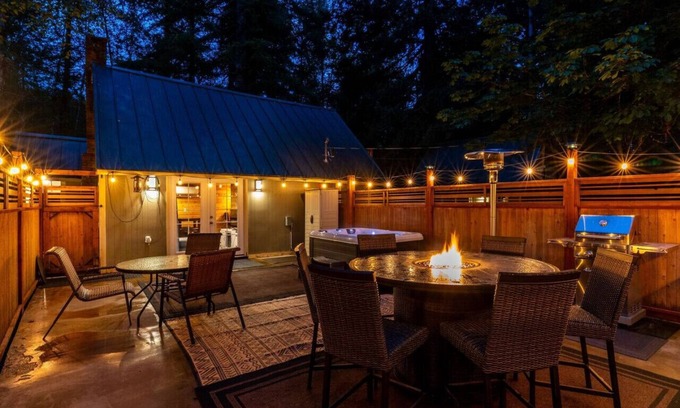 Paradise Estates Cabine | Mt Rainier Cottage, Large Patio, Hot Tub, Firepit!