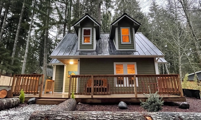 Ashford Cabine | Mt Rainier One Bedroom + Loft Cabin with Hot Tub
