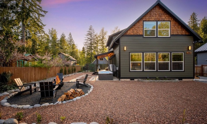 Paradise Estates Cabine | Designer Mt Rainier Stay Hot Tub Fire Pit